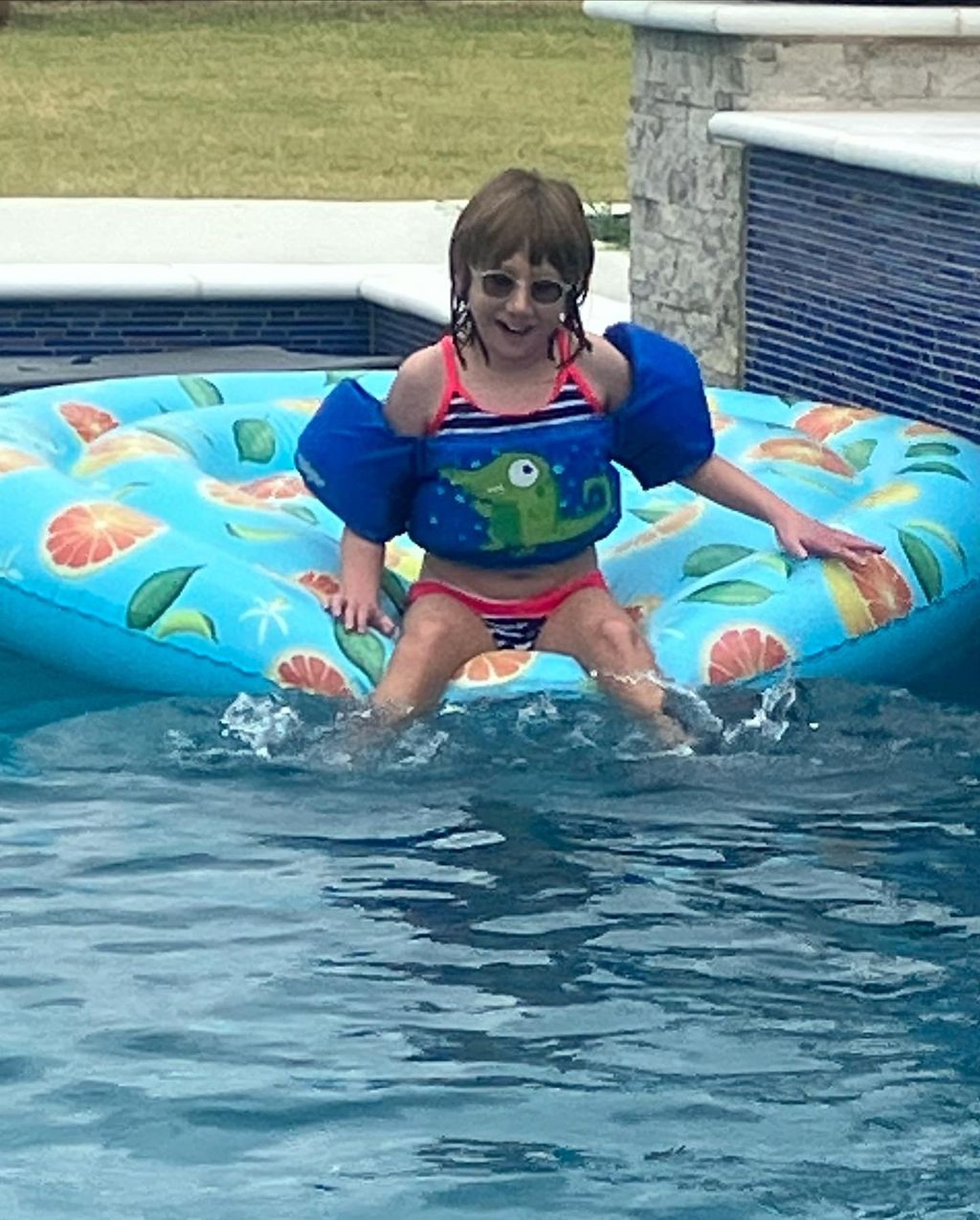 Ashley, 8 anni, gioca nell'acqua