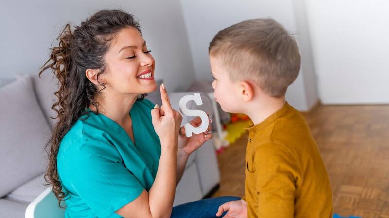 Logopedista con bambino